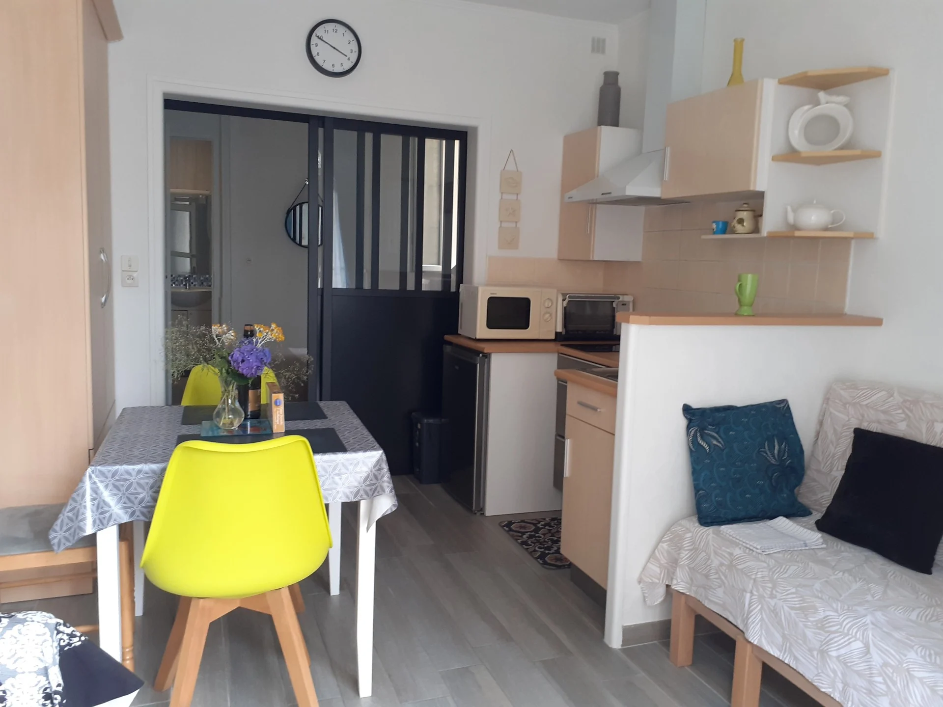 Séjour-cuisine , au fond la chambre